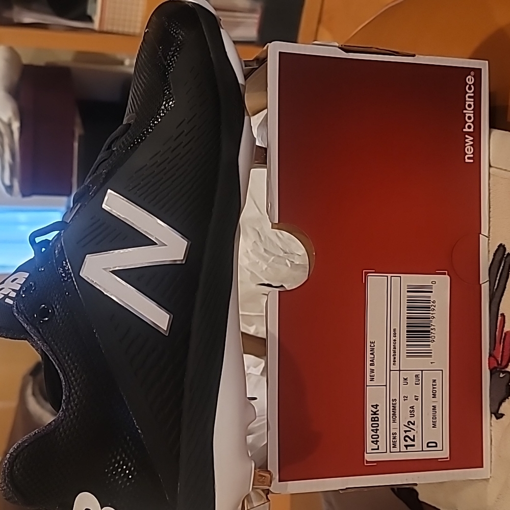 BNIB Men's New Balance Metal cleats 12.5